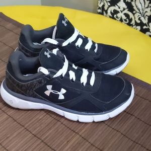 Boys Under Armour Micro G Sneakers Size 5Y Black